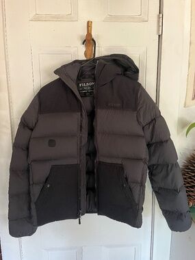 FILSON Women’s featherweight down jacket, faded black, medium